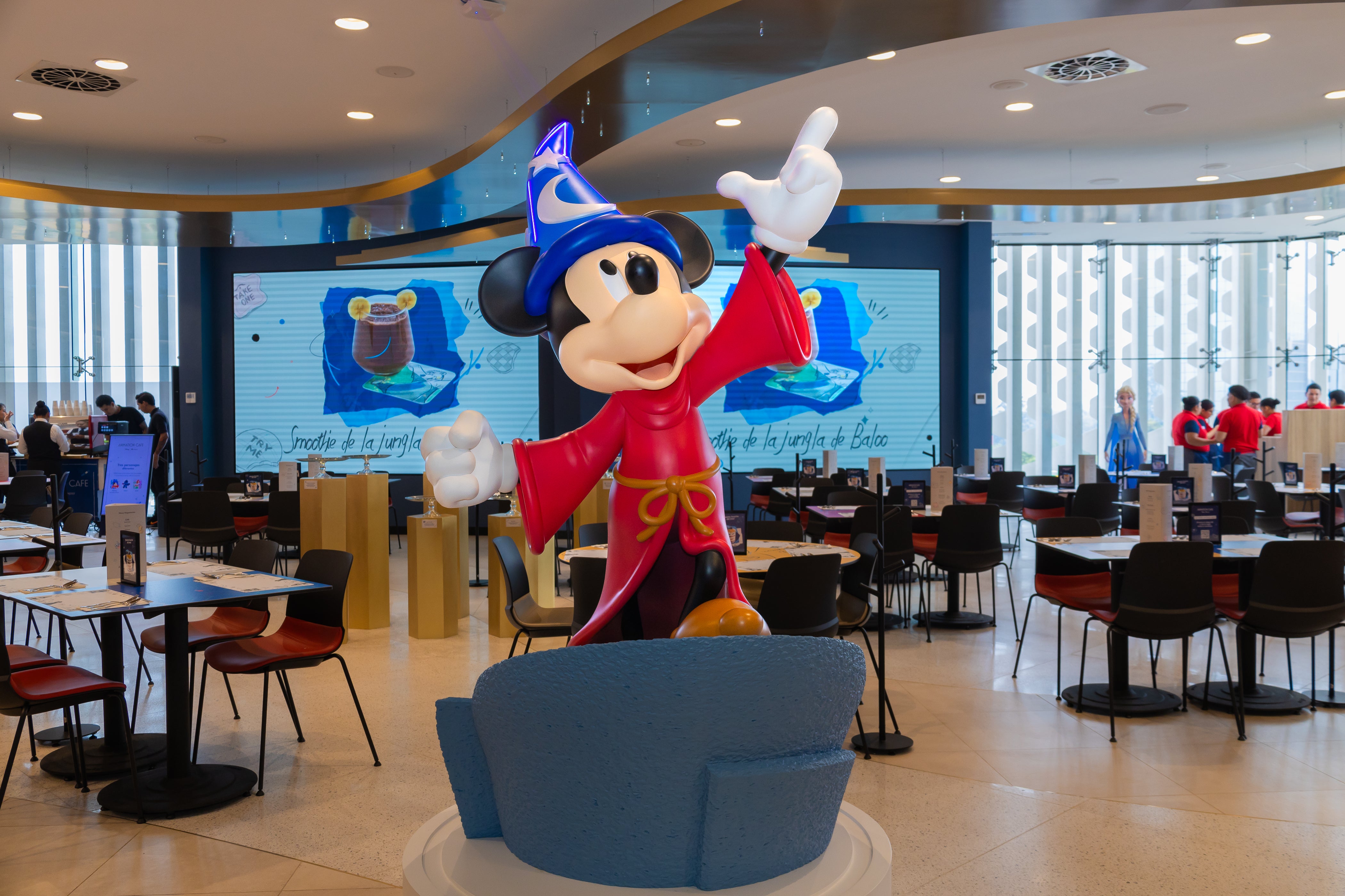 CON LA PRESENCIA DE MICKEY MOUSE, ANIMATION CAFE ABRIÓ SUS PUERTAS EN LIVERPOOL PERISUR