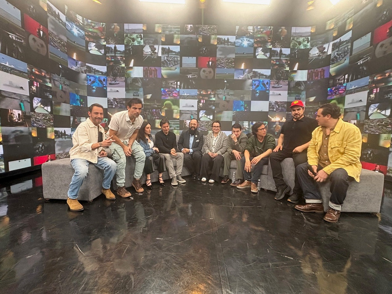EL PROGRAMA DE ÁLVARO CUEVA EN MAUSSAN TELEVISIÓN, JUNTO AL ELENCO DE LA SERIE 