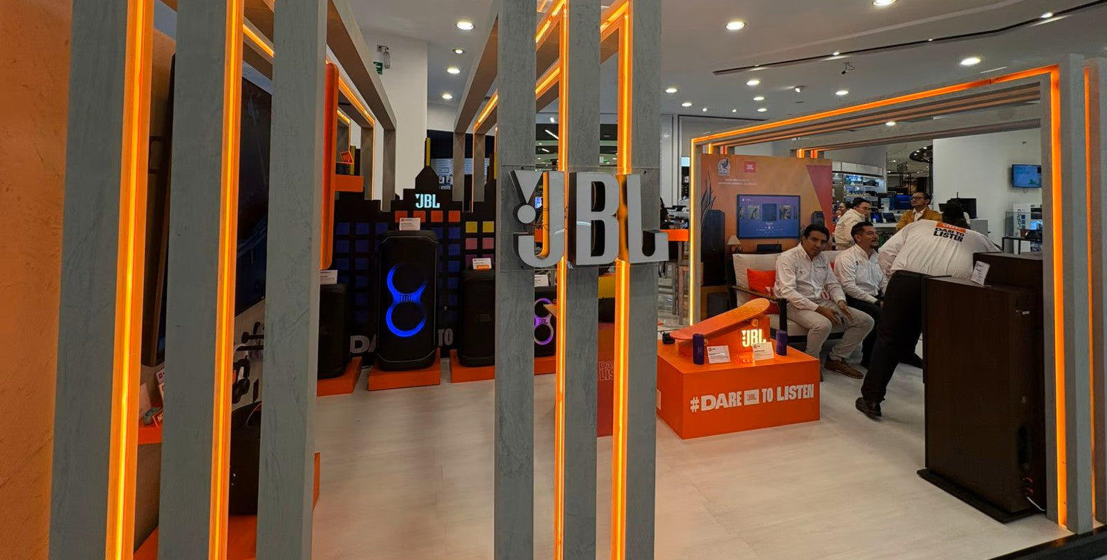 Cine, viniles, gaming y karaoke: JBL activa los fines de semana en su nueva Pop-Up Store
