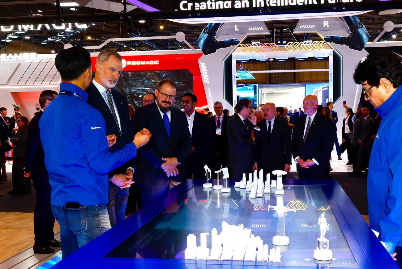 El momento que explica la “IA física”: Felipe VI frente a un robot en el stand de HONOR