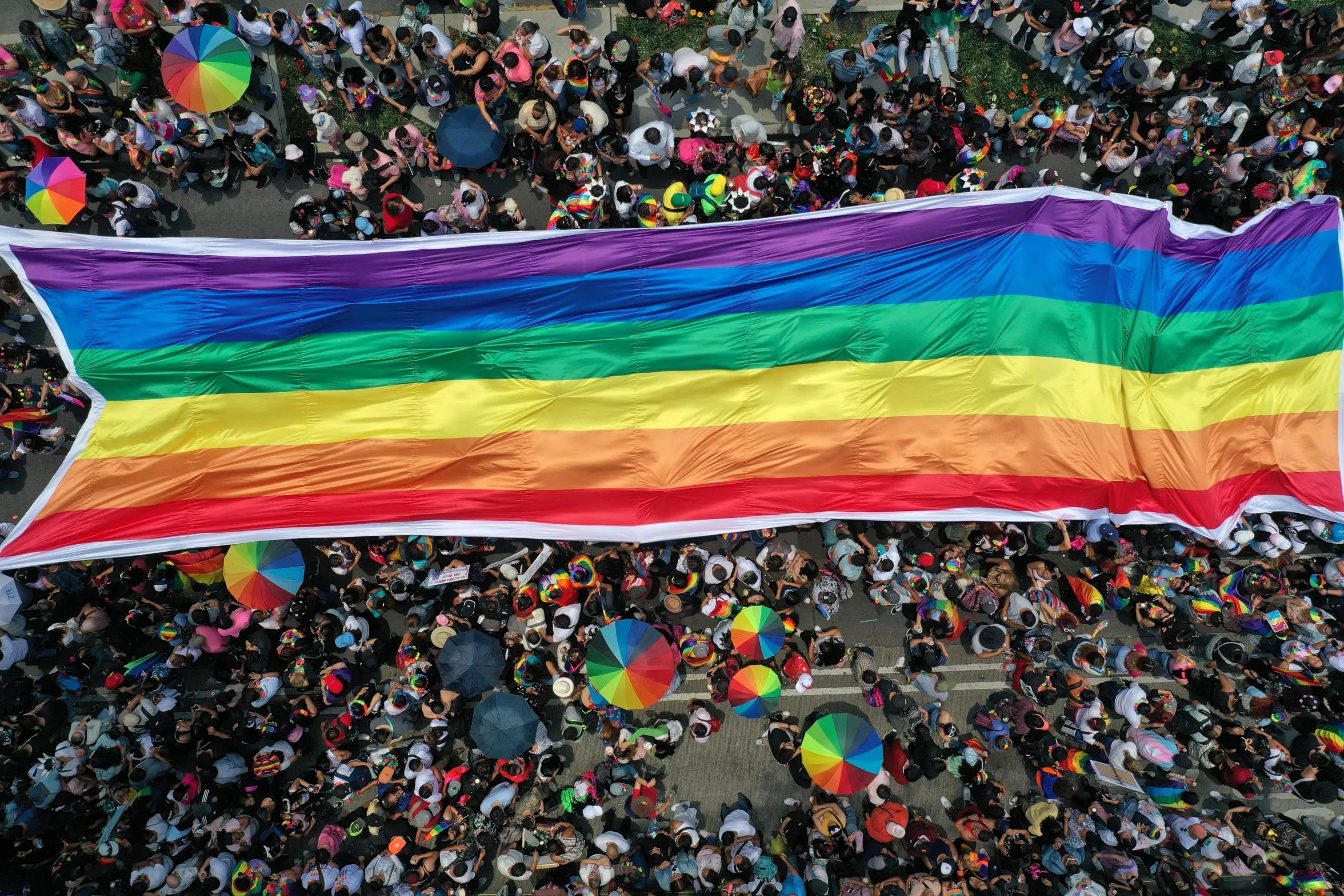 En el marco de la celebración por el mes del Orgullo LGBTQ+, los escenarios de la Ciudad de México se llenan de historias que celebran la diversidad, la libertad y el amor en todas sus formas.