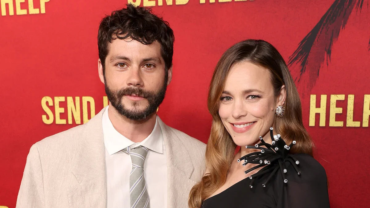 RACHEL MCADAMS Y DYLAN O’BRIEN LLEVAN SU RIVALIDAD DE LA OFICINA AL PARAÍSO EN 