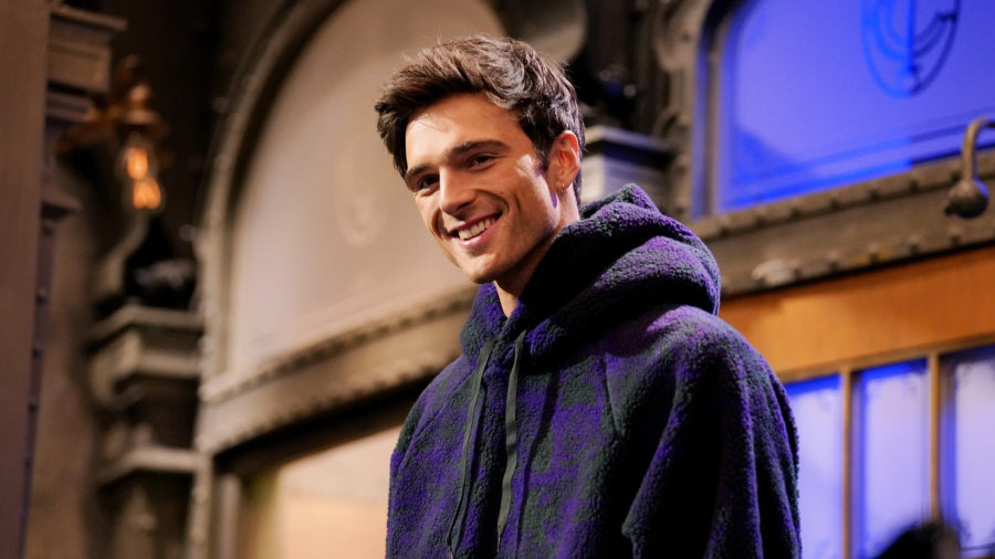 JACOB ELORDI Y RENEÉ RAPP LLEGAN A SATURDAY NIGHT LIVE TOTALMENTE EN VIVO POR UNIVERSAL+